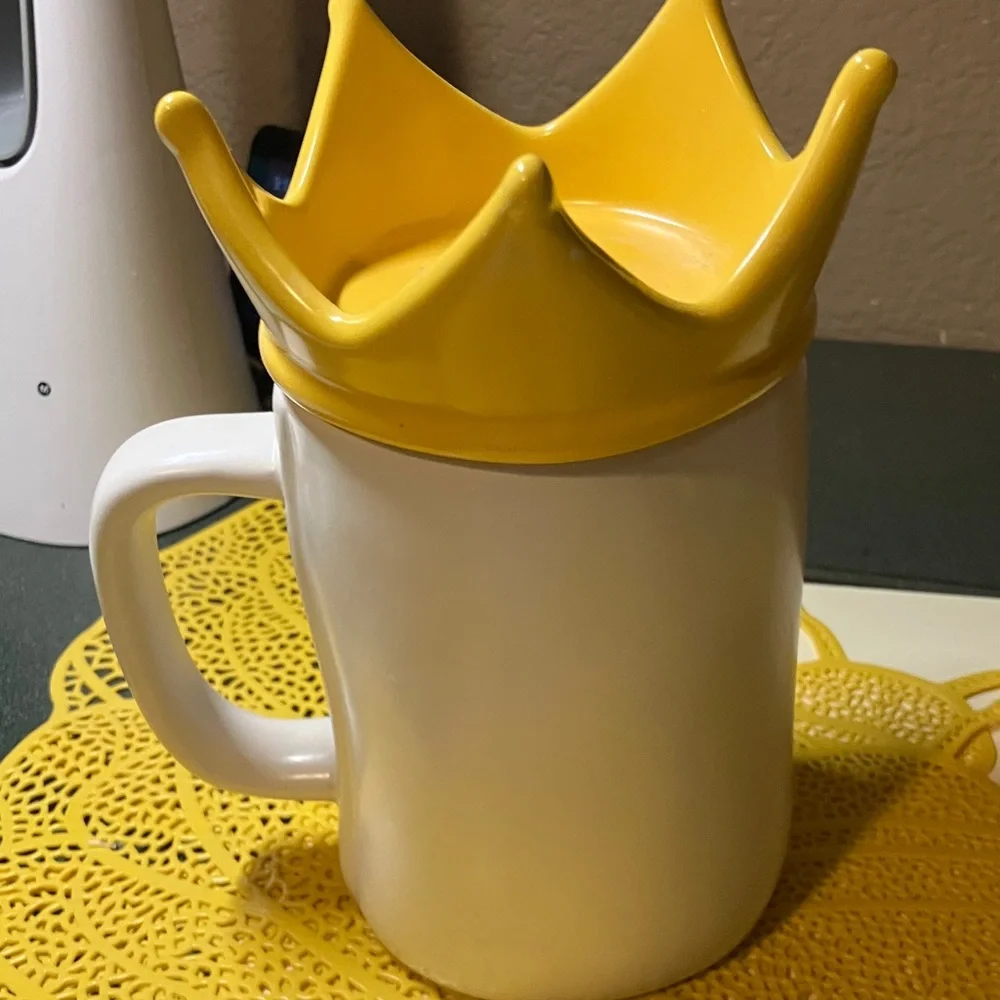 Bee decor . I used only for decor. Rae Dunn mug. Rae Dun honey pot. Other items - Picture 3 of 13